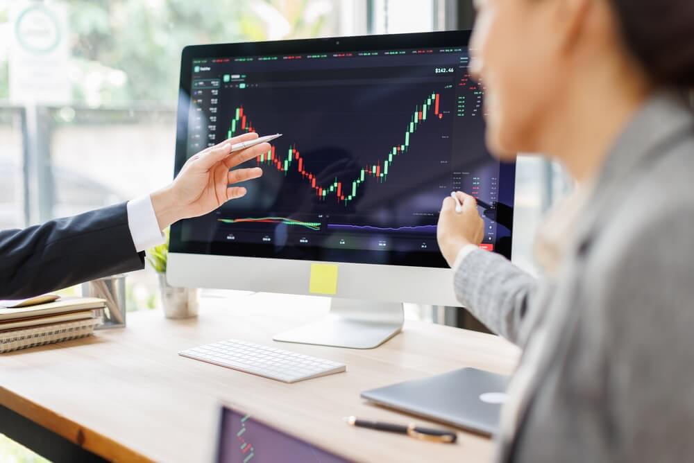Asesores analizando gráficos financieros para evaluar la rentabilidad de un negocio de seguros.